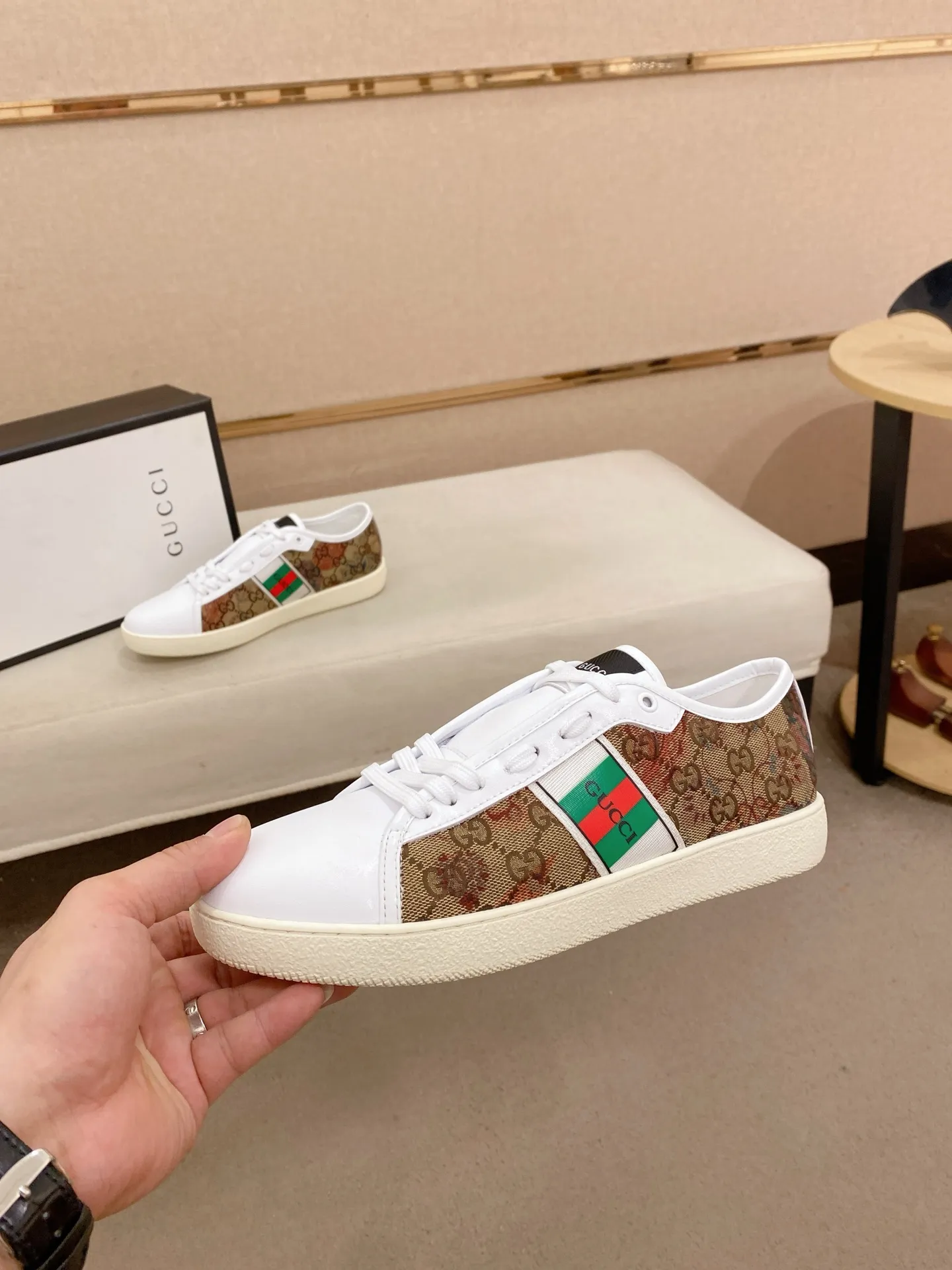 Factory price: 400💰 (GUCCI) The latest model from the official website 🎁🎁Casual and fashionable men's shoes👟, hot style 💥The version is simple and elegant, exclusive for trendy men. Unique official website latest brand elements 👑Gucci original decoration, fashionable and generous, the fabric is original cowhide ✅sheepskin lining, the official website specifies wear-resistant casual outsole, the classic model is taken in kind at the counter🎬38-44 (45 is not returned or exchanged)